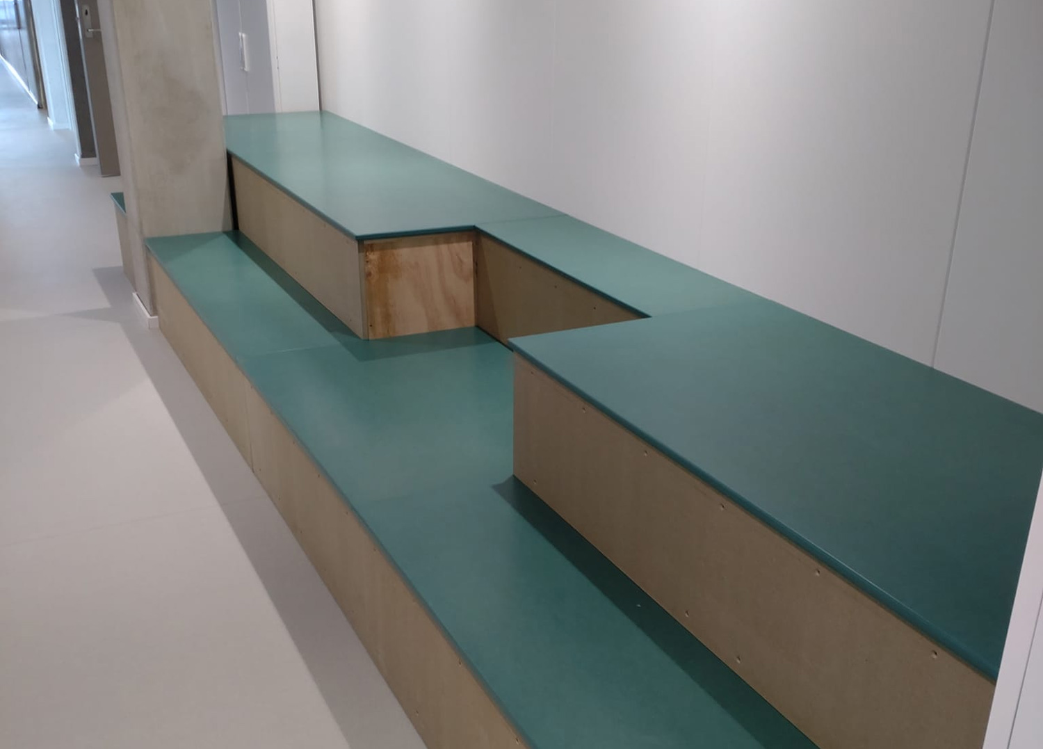 Bærekraftige lekeapparater fra VIKen Møbler AS tilpasset norsk klima og aktiv bruk