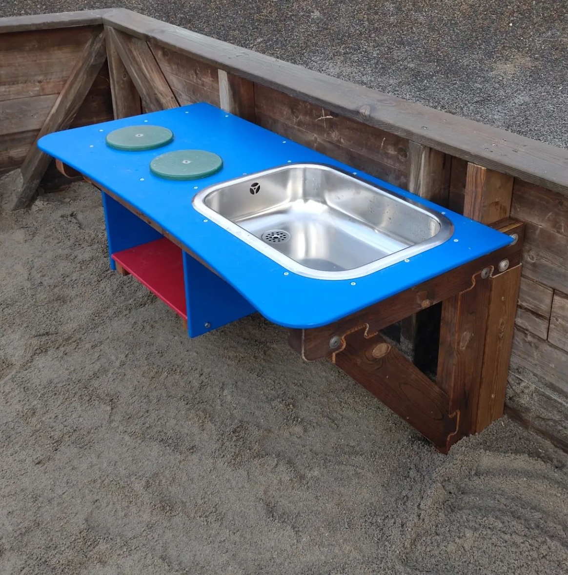 Sikre og bærekraftige leker for barnehage fra VIKen Møbler AS for varierte aktiviteter ute og inne