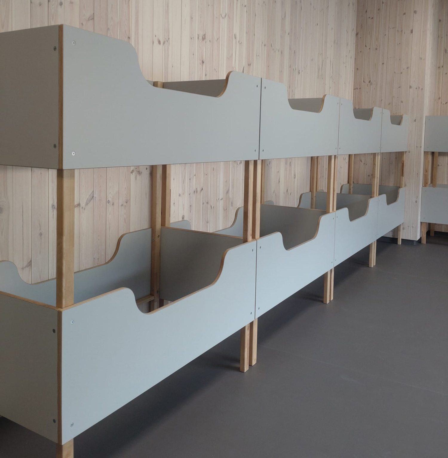 Barneseng av høy kvalitet til barnehage og skole fra VIKen Møbler AS laget for trygg søvn og lang holdbarhet.