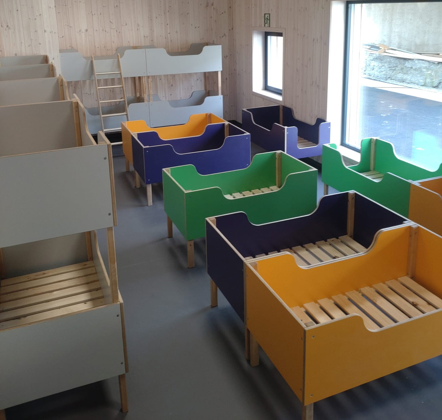 Trygg og komfortabel barneseng designet for aktive barn i barnehage og skole produsert i Norge.