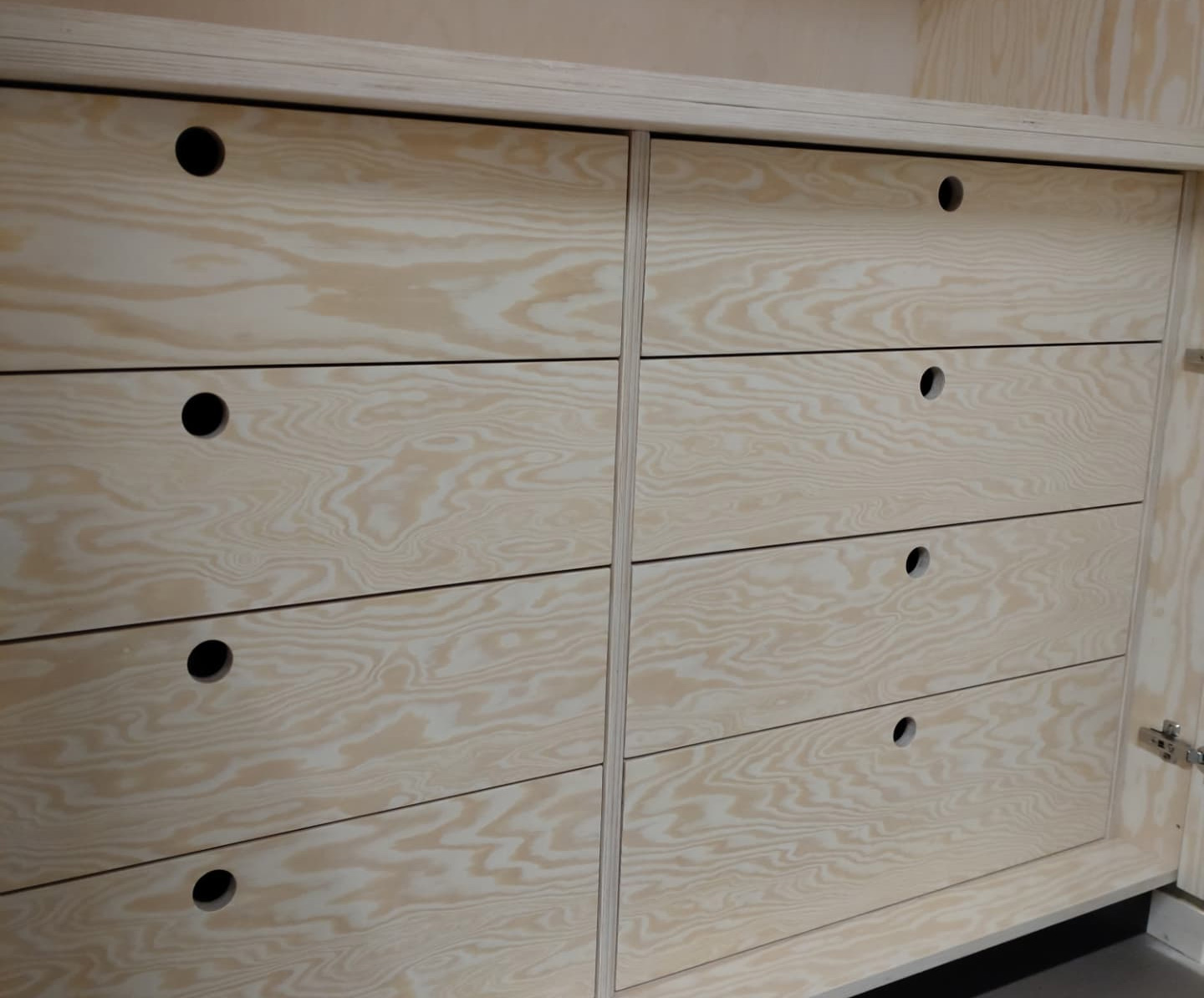 Slitesterk garderobeinnredning for barnehage – praktisk og sikker oppbevaring for små barn