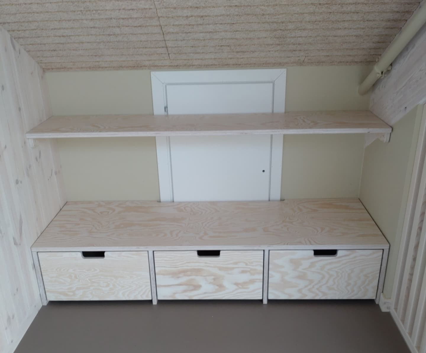 Bærekraftig garderobeinnredning til barnehage med lang levetid og smarte detaljer fra VIKen Møbler AS