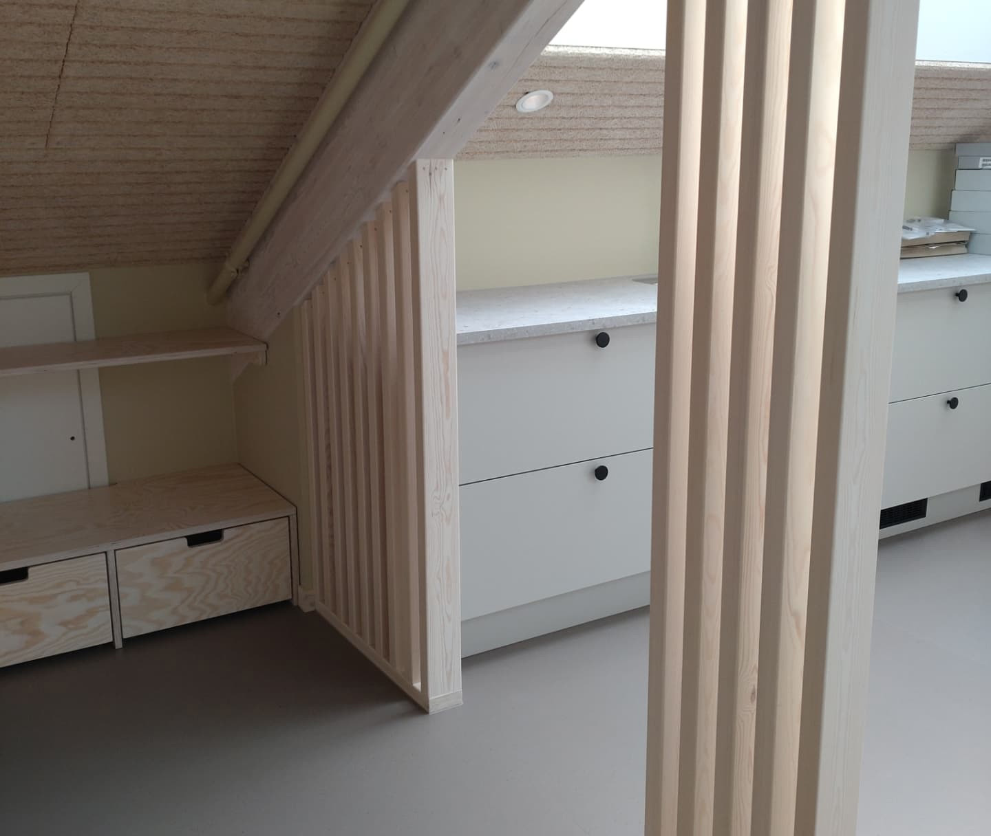 Bærekraftige skreddersydde møbler tilpasset norske barnehager skoler og lekeplasser